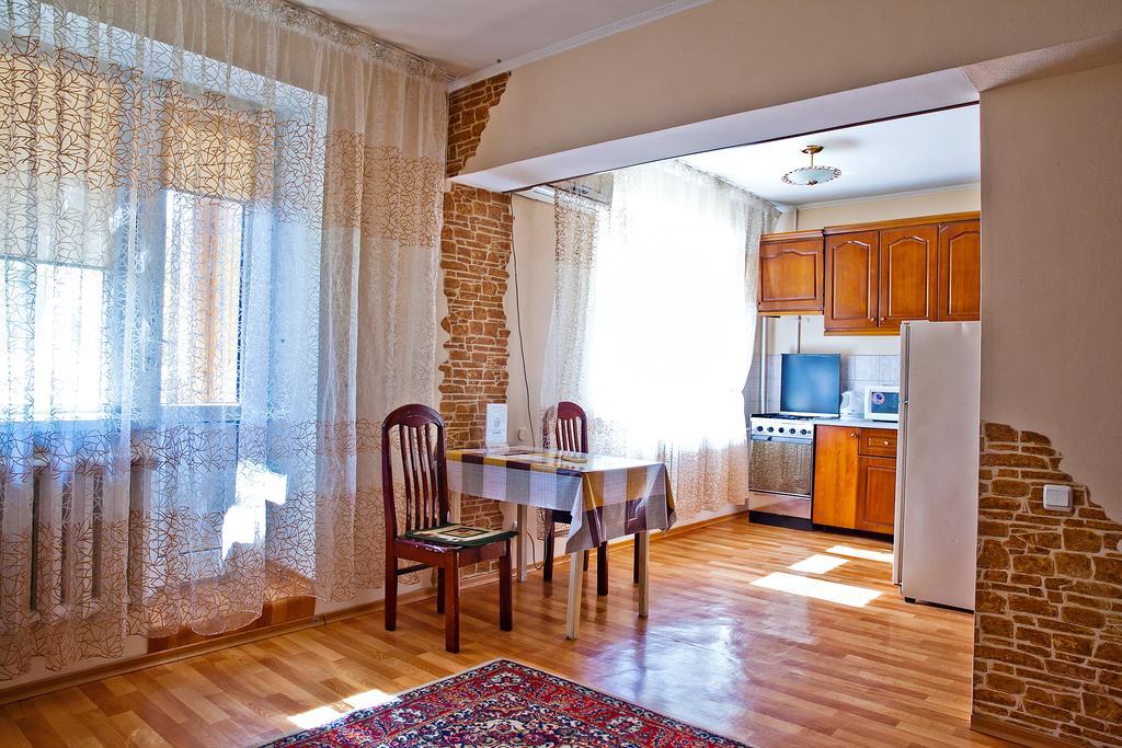 Lessor Centre Apartments Almati Szoba fotó
